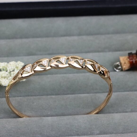 Elegant Rose Gold Bangle with Geometric Triangle Detailing, XPBL0519 - Picture 12 of 12